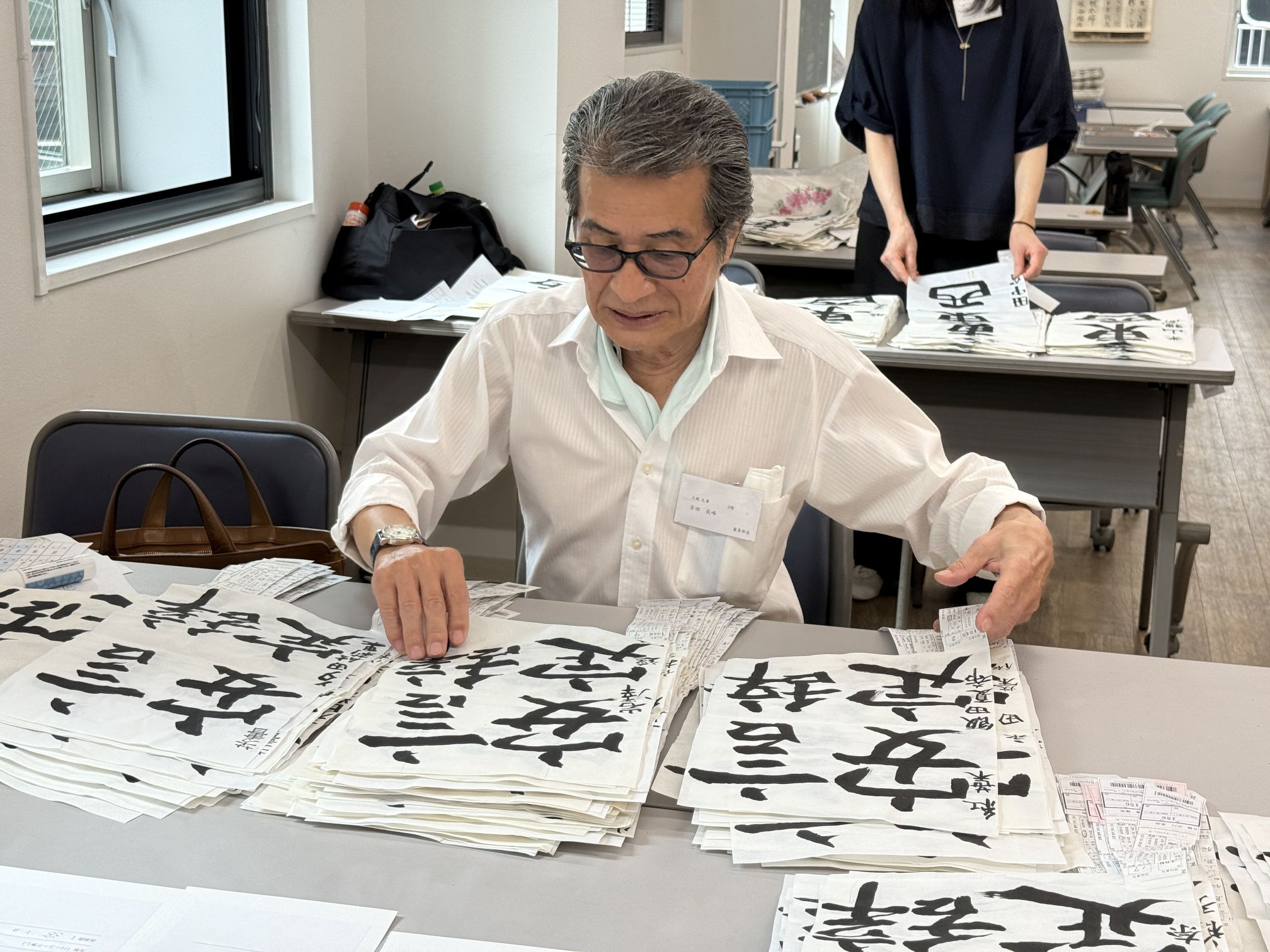 小学生毛筆の部　審査風景