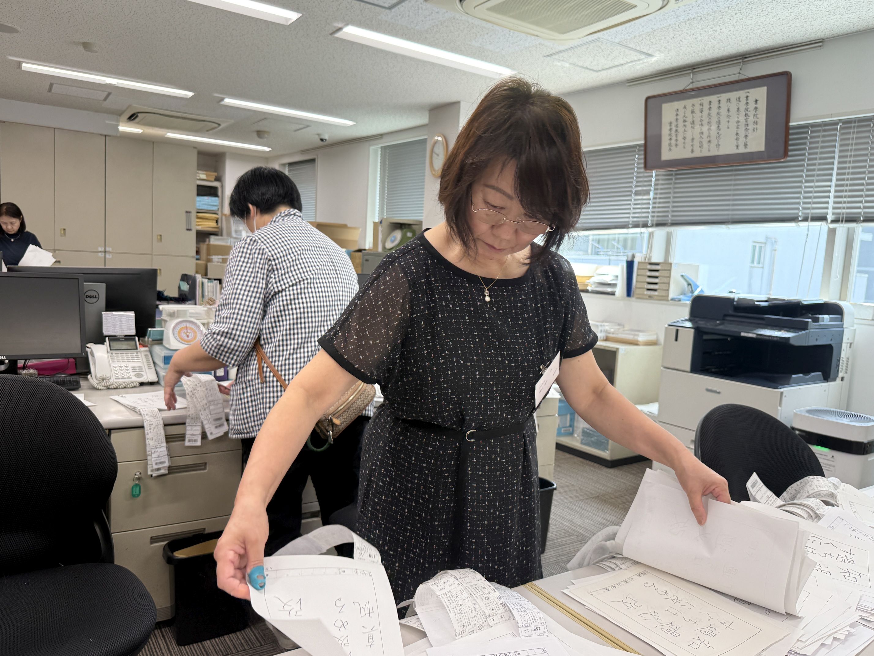 小学生硬筆の部　審査風景