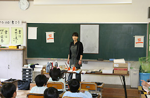 南小学校で子ども達の指導をする内田さん